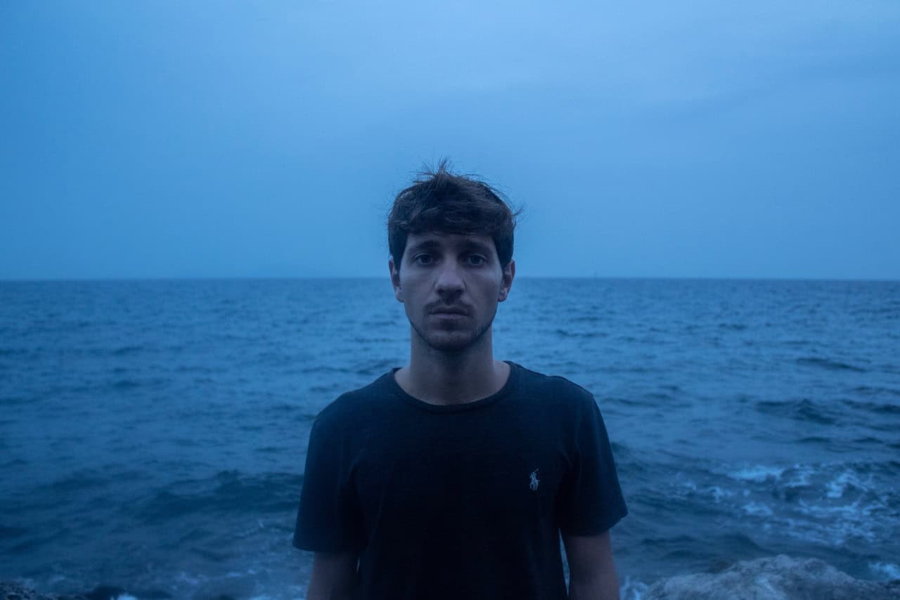 Napoli e i suoi talenti: il viaggio musicale del giovane cantautore Lorenzo Girotti 