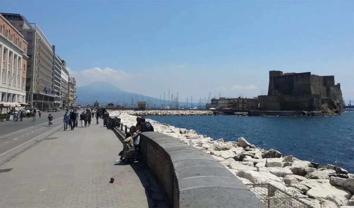 Il 70% delle attività di somministrazione a Napoli non paga la "tassa sui tavolini"