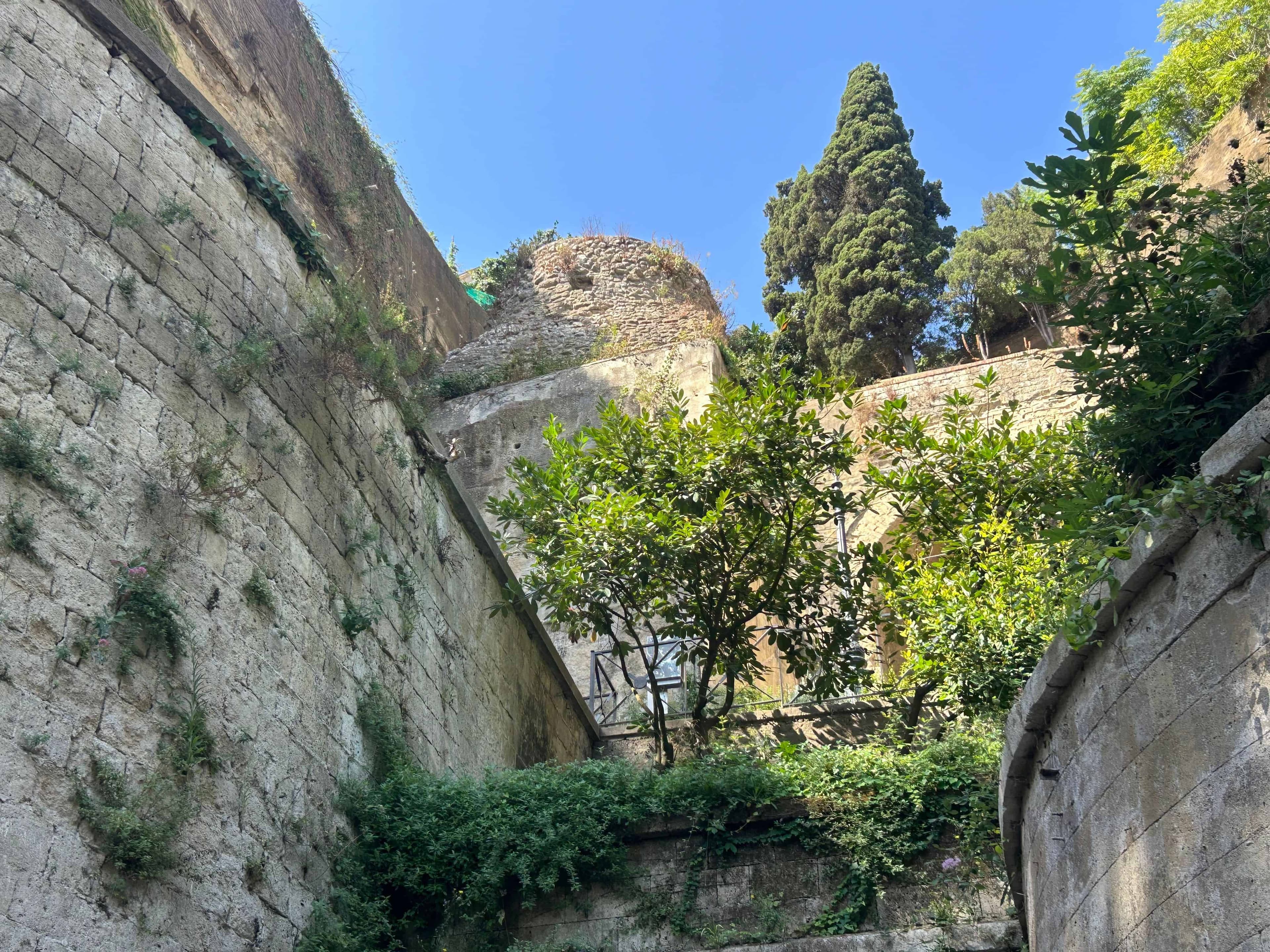 Il mausoleo funerario di Virgilio: dove sono finiti i resti del poeta latino?