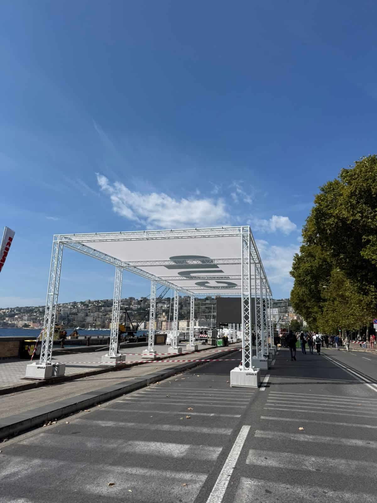 Via al countdown verso l’America’s cup: l’orologio digitale installato sul lungomare di Napoli