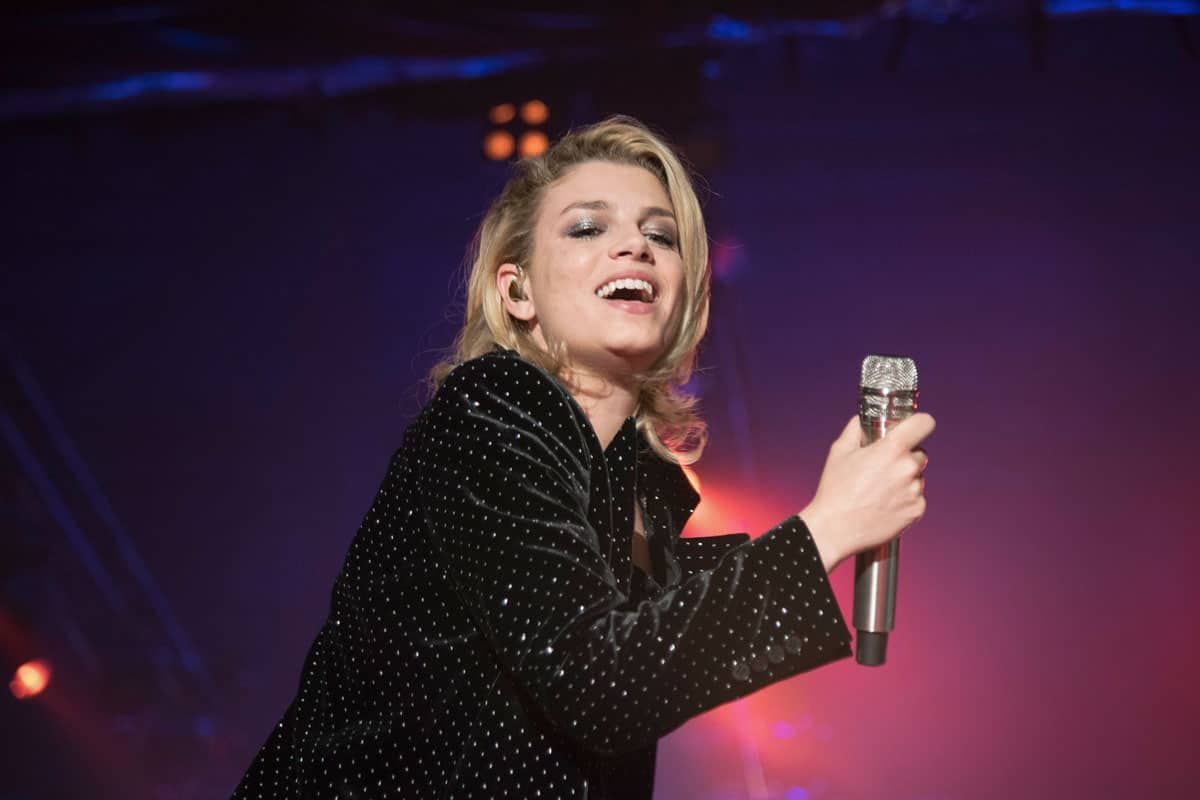 Emma: “caotica” ed istintiva sul palco, in un tour pungente