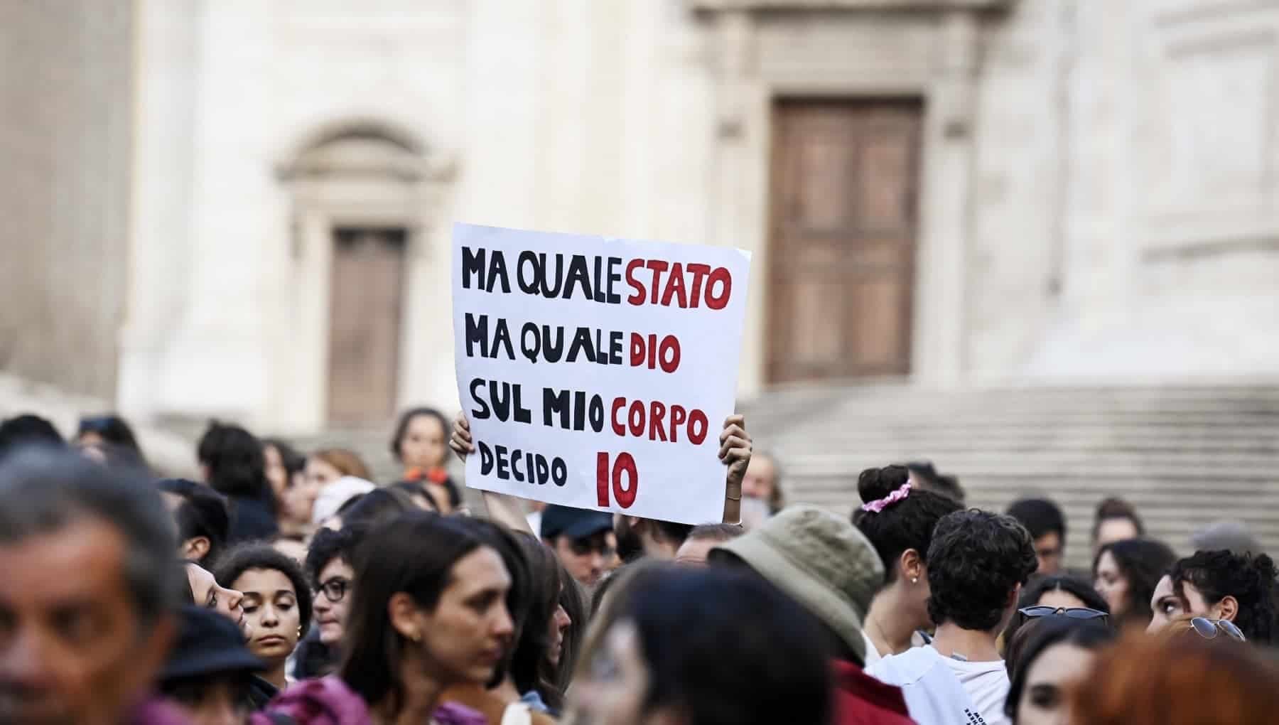 La violenza sistematica di chi nega l'aborto alle donne