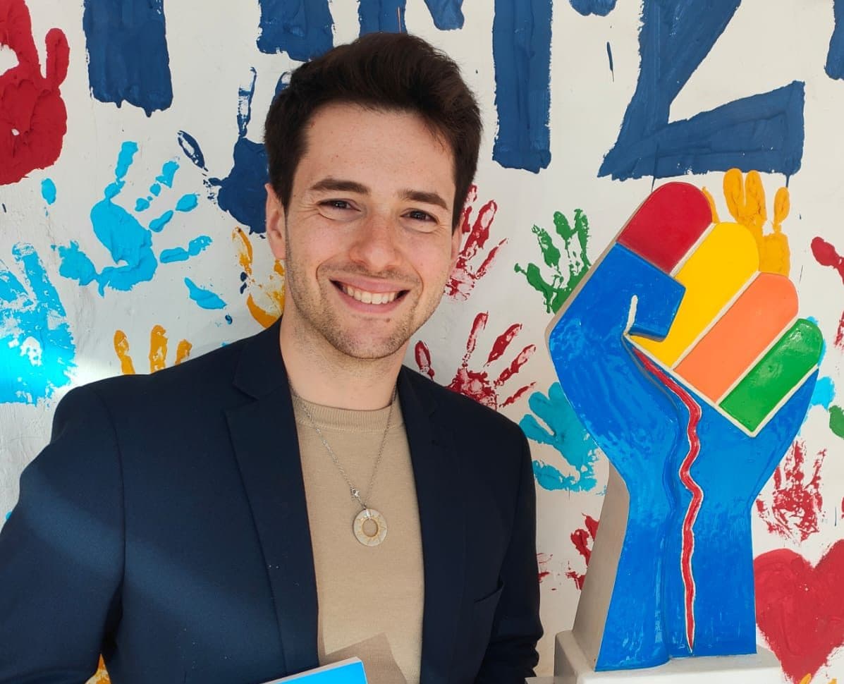 Disegnare sui banchi di scuola: l’associazione “FA N’ART!”
