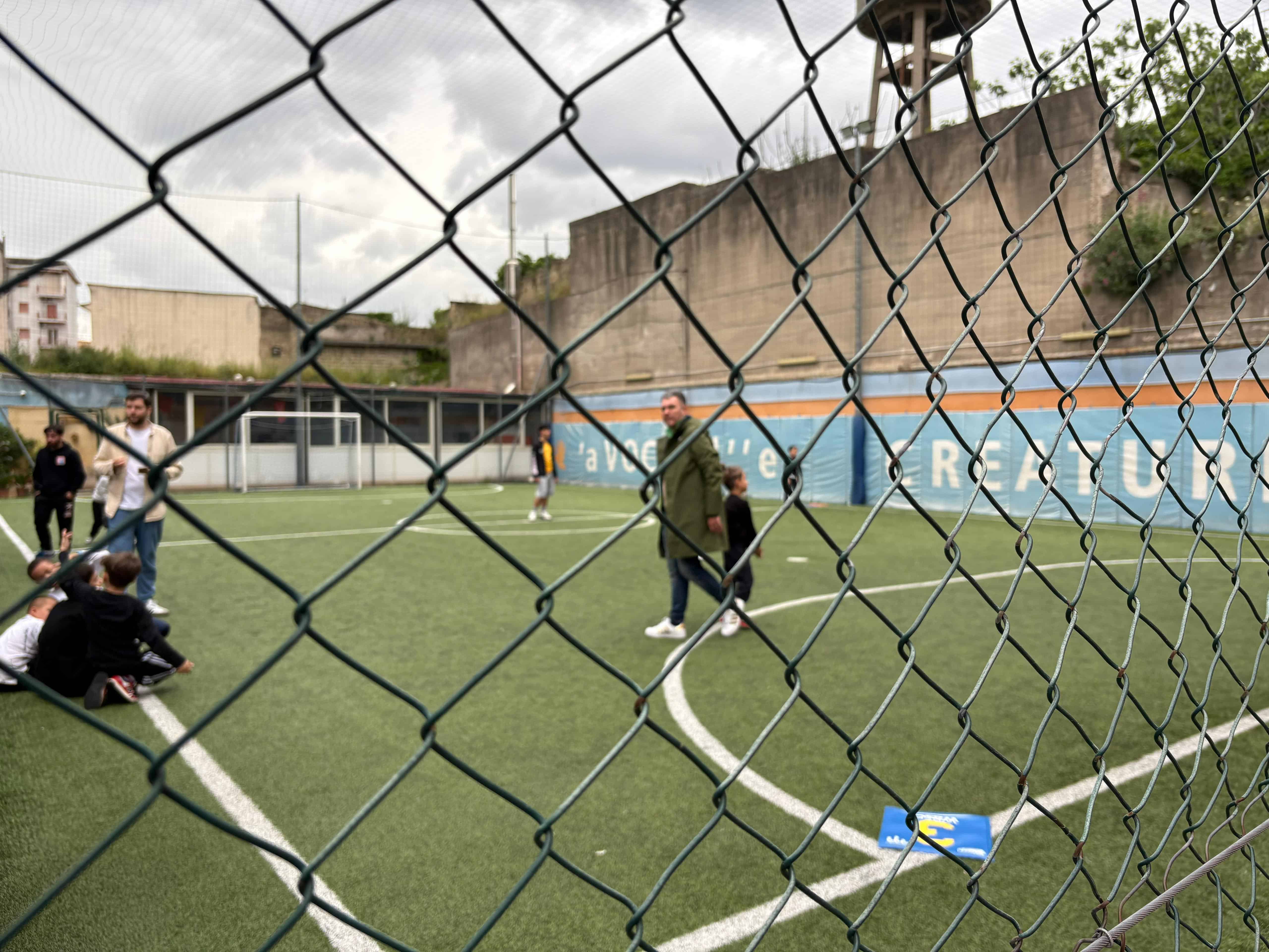 ‘A Voce de Criature, la fondazione di Don Luigi Merola contro camorra e dispersione scolastica