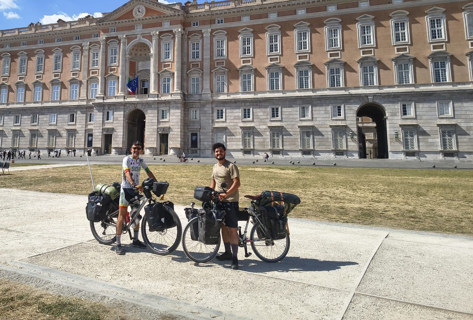 Da Messina a Varanasi in bici: il motivo è straordinario. Il viaggio di Federico e Franco