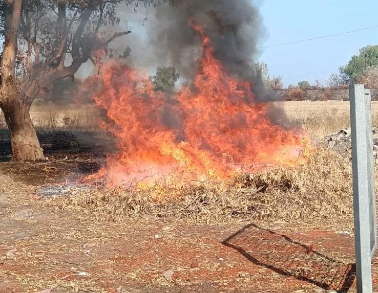 Castel Volturno, beccato a bruciare erbe secche e materiale vegetale in località Seponi Nord